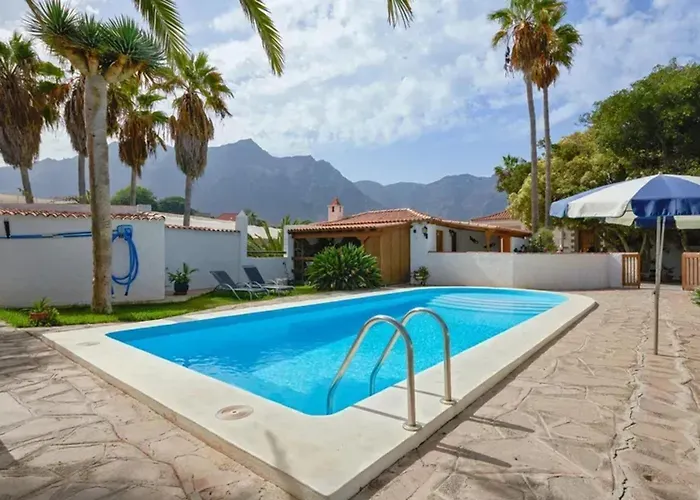 בית נופש Charming House With Pool In *